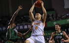  張寧遠(yuǎn)投制勝，罰球全中，怒吼振奮人心。