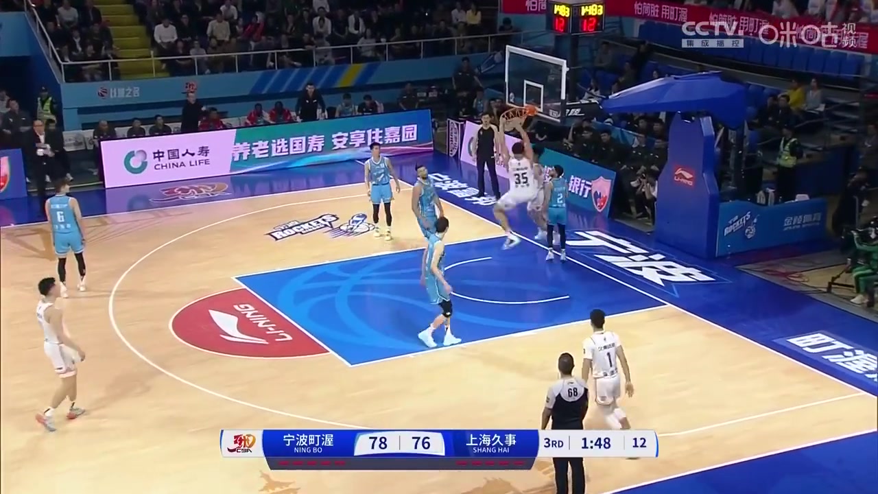  幾乎是降維打擊！小胖洛夫頓CBA首秀，輕松碾壓兩人到籃下暴扣