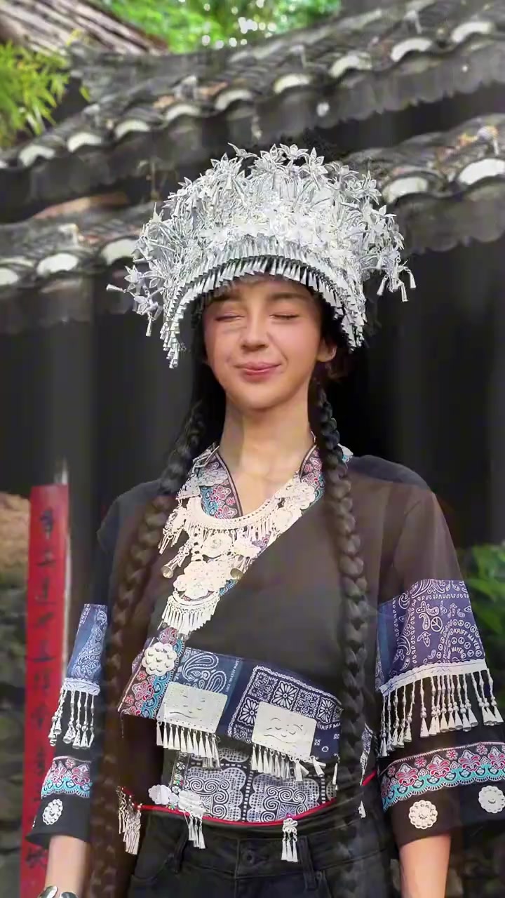  張曼源曬自己“苗疆少女”裝扮：我就不下蠱了，直接跟我走吧
