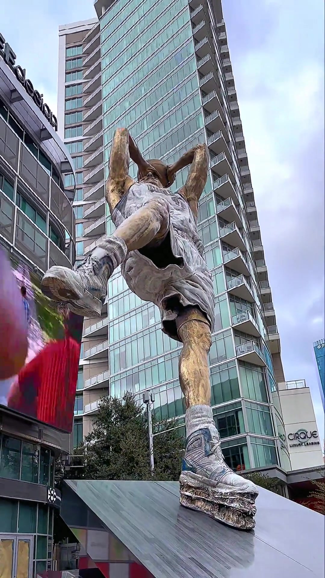  網(wǎng)友曬諾維茨基金雞獨(dú)立雕像：這才是真正的雕像