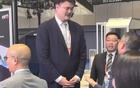  姚明上海進博會車展，無官一身輕，與領導談笑風生。