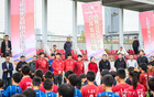  海港教練于海及隊(duì)員李圣龍等出席社區(qū)足球聯(lián)賽開幕式。