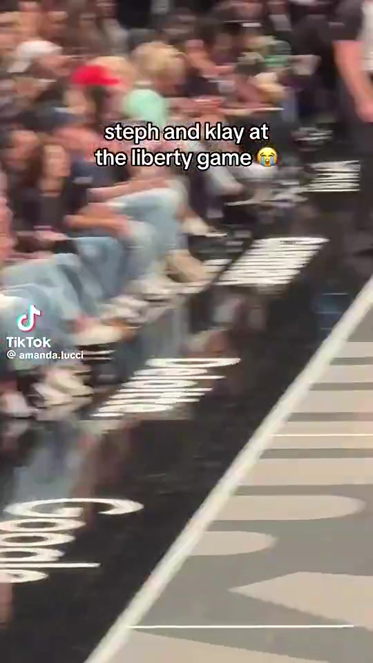  此前庫里和克萊都在現(xiàn)場觀戰(zhàn)WNBA，但卻分別坐在球場兩側(cè)