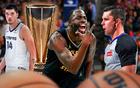  德雷蒙德·格林用卑鄙手段對(duì)扎克·埃迪，NBA 杯賽現(xiàn)丑聞。