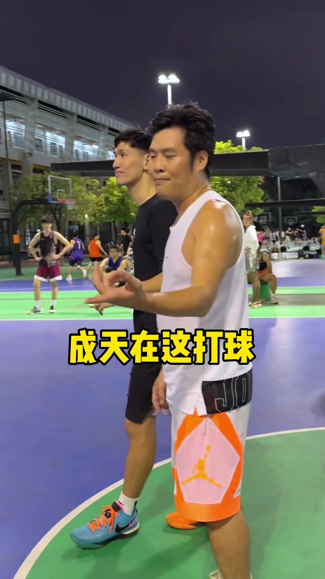  天體嘴炮王：不會賺錢還來打球 對面大叔直接曬千萬現(xiàn)金流