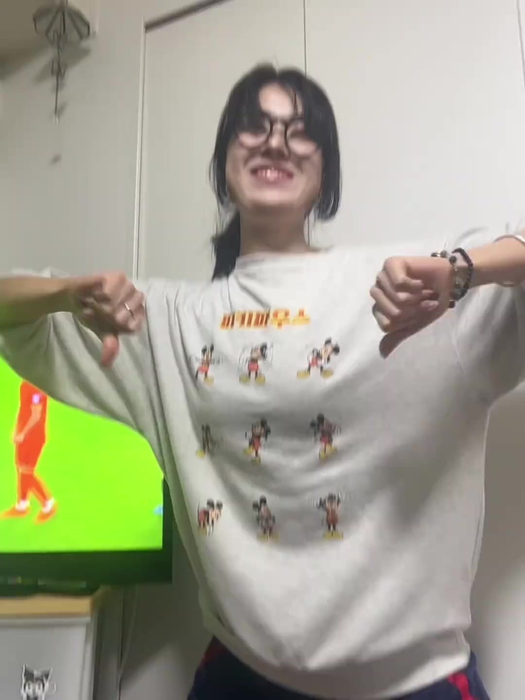  看著挺High啊！在日華人up主與日本女友一起看球