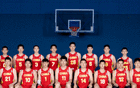  中國(guó)男籃合影號(hào)碼：胡明軒3號(hào)，楊瀚森51號(hào)，全力爭(zhēng)勝。