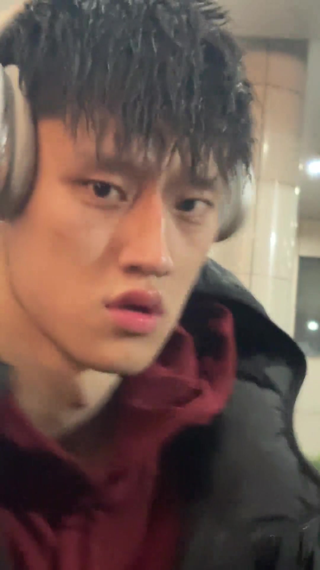  曾凡博賽后給球迷們簽名 女粉絲：啊啊啊，見到真人了，帥死我了