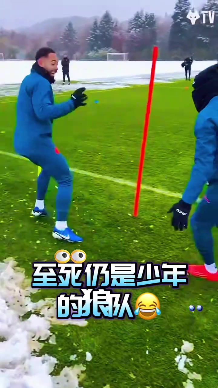  男人至死是少年！雪后的狼隊球員們開啟了打雪仗模式