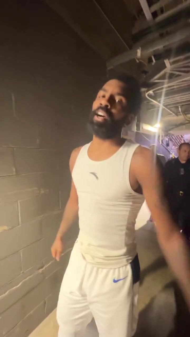  良心代言！歐文賽后身穿安踏背心，在球員通道freestyle