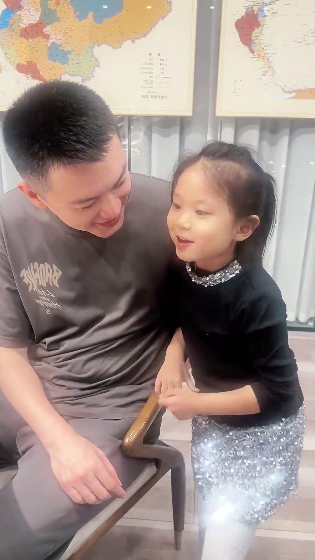  小妹妹夸楊鳴比王力宏還帥 楊鳴笑容連AK都?jí)翰蛔×?
title=