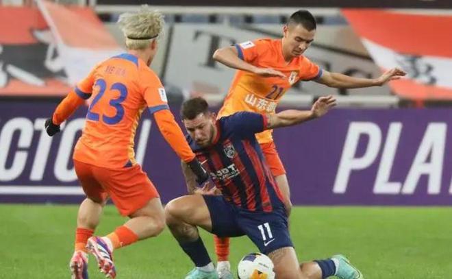  亞冠山東泰山1-0柔佛，畢津浩錯(cuò)失良機(jī)。