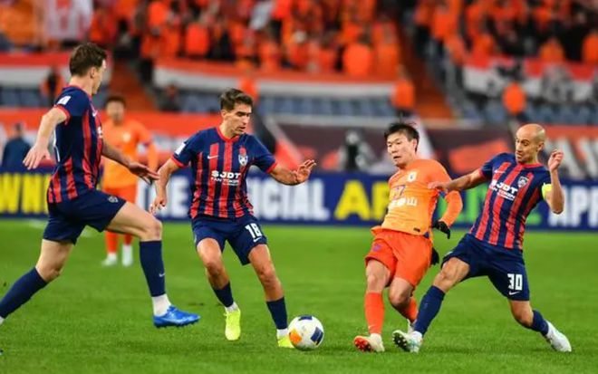  濟(jì)南寒冬，泰山隊(duì)1-0勝柔佛，克雷桑助澤卡制勝球。