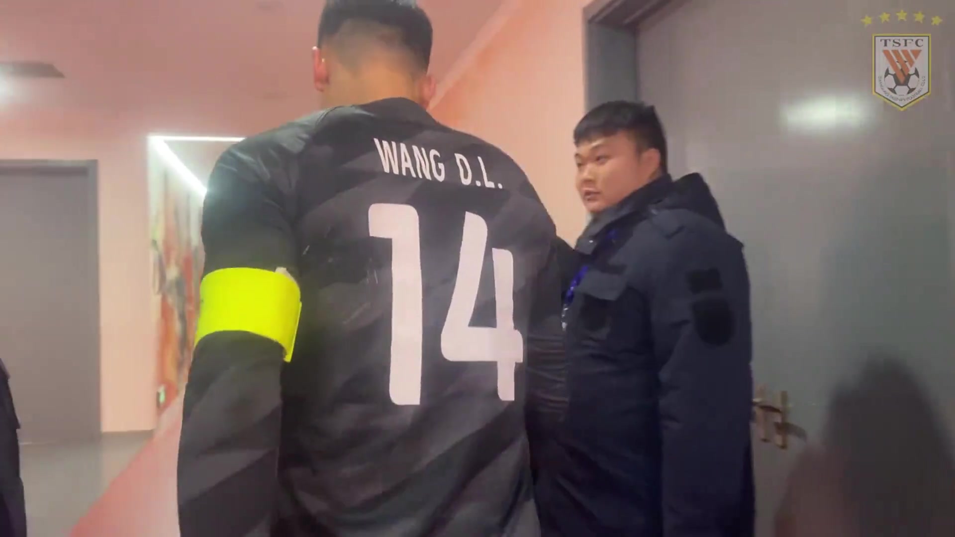  場上MVP，場下當(dāng)“教練”！中場休息，大雷和隊友交流戰(zhàn)術(shù)