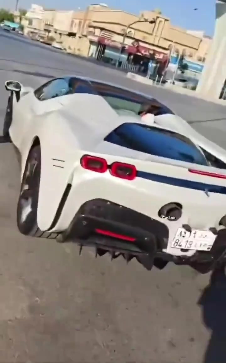  寵粉！C羅開(kāi)著跑車，被小球迷叫停為他簽名