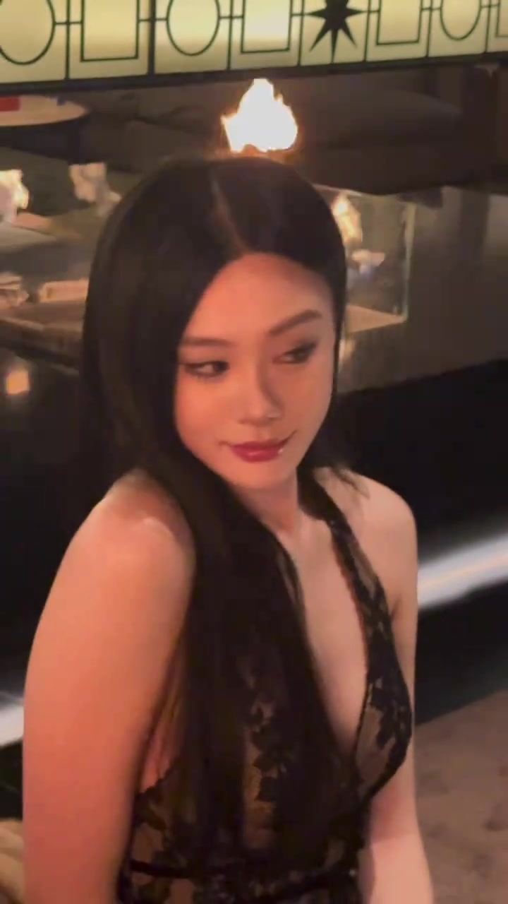  不愧是范志毅的女兒，這肩寬出來的一瞬間給我美炸了