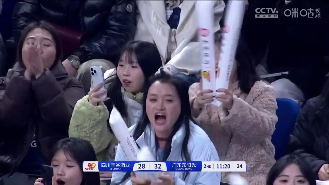  徐杰反擊背運(yùn)過人+背后妙傳實(shí)在太精彩了！場(chǎng)邊美女都起身慶祝！