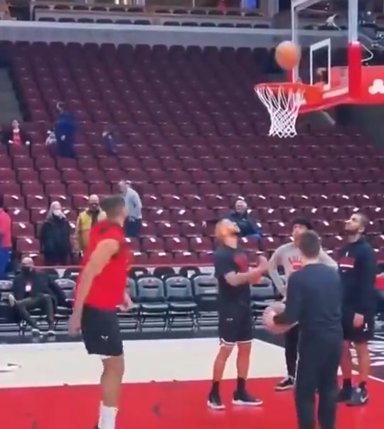  看完TT這籃下拋投，我感覺自己也能打NBA了