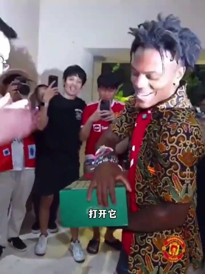  太過(guò)分了！粉絲送甲亢哥C羅禮物，打開(kāi)卻是梅西玩偶