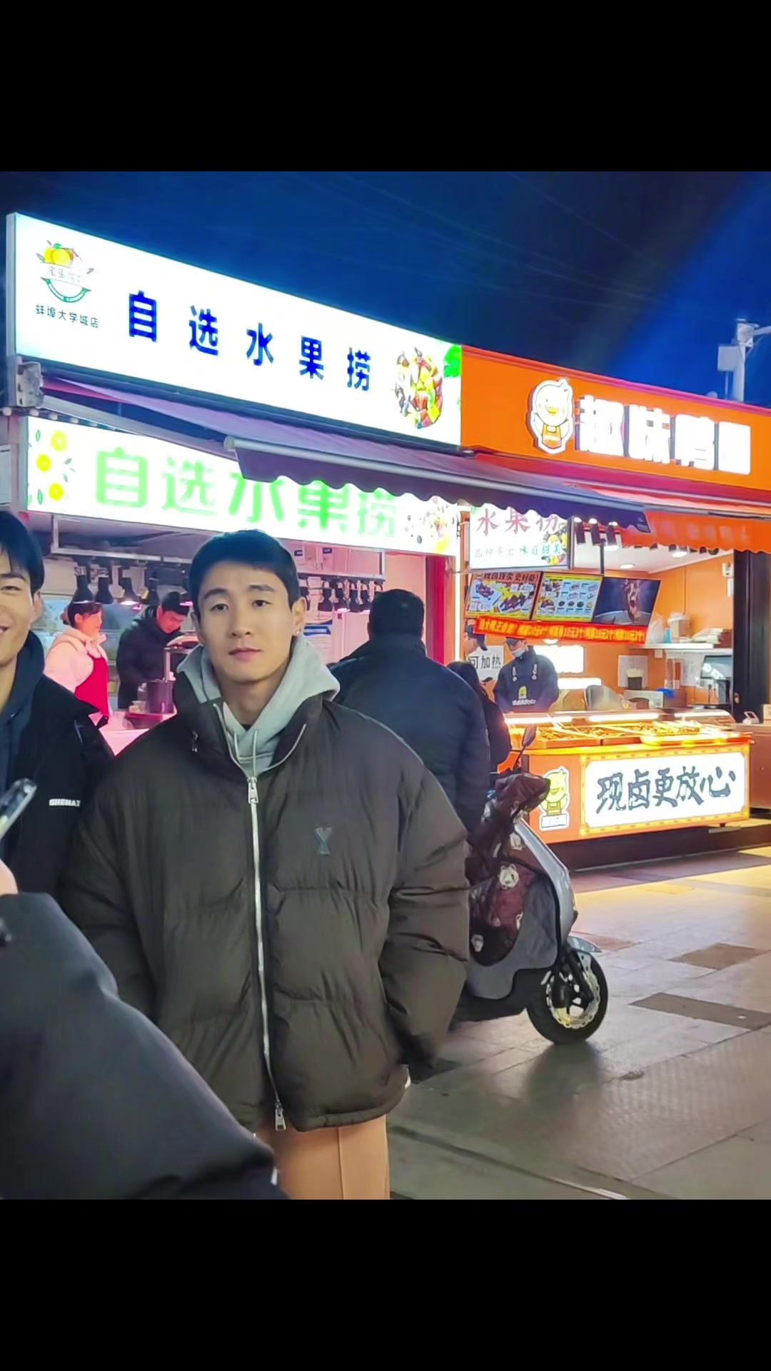  球迷偶遇韋世豪，網(wǎng)友：背景的招牌亮了