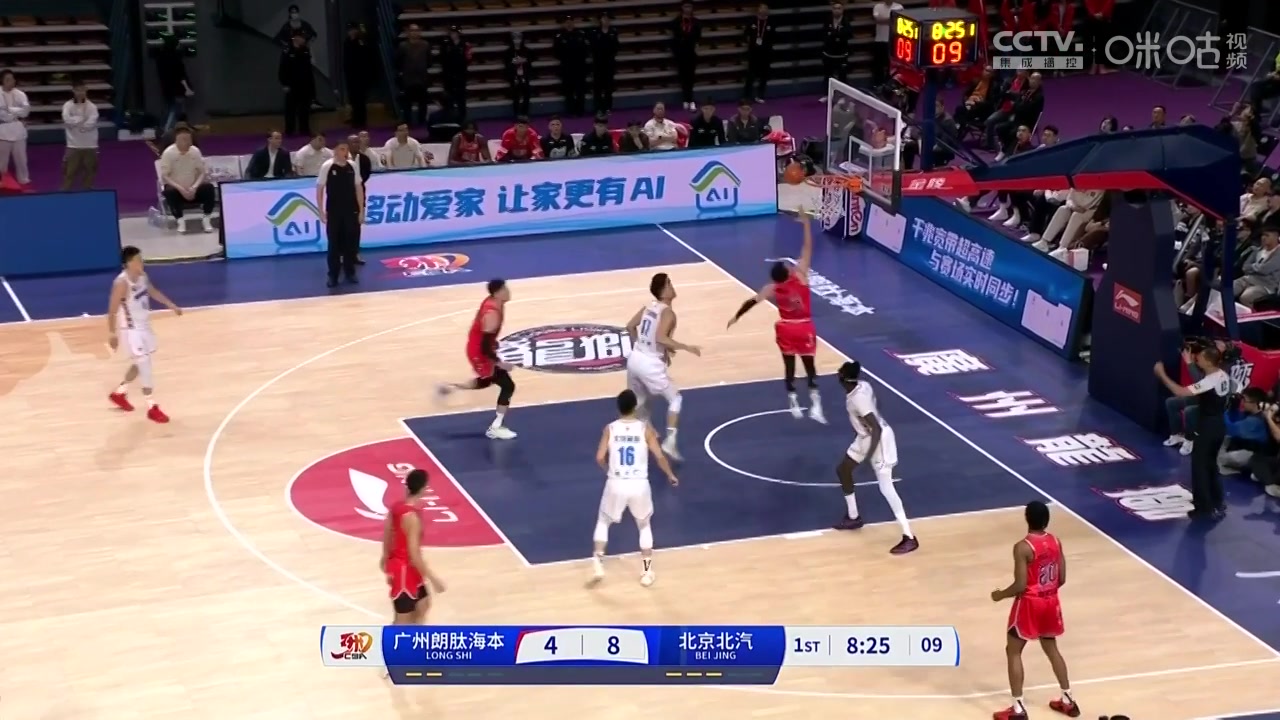  郭艾倫突破生吃陳盈駿防守打2+1，隨后霸氣搖頭露出兇狠表情！