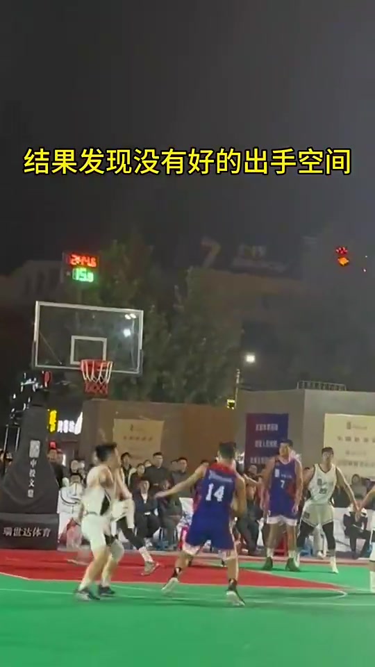  還不讓秀了？小伙在野球場(chǎng)暴扣后朝對(duì)手秀肌肉，裁判竟然吹T