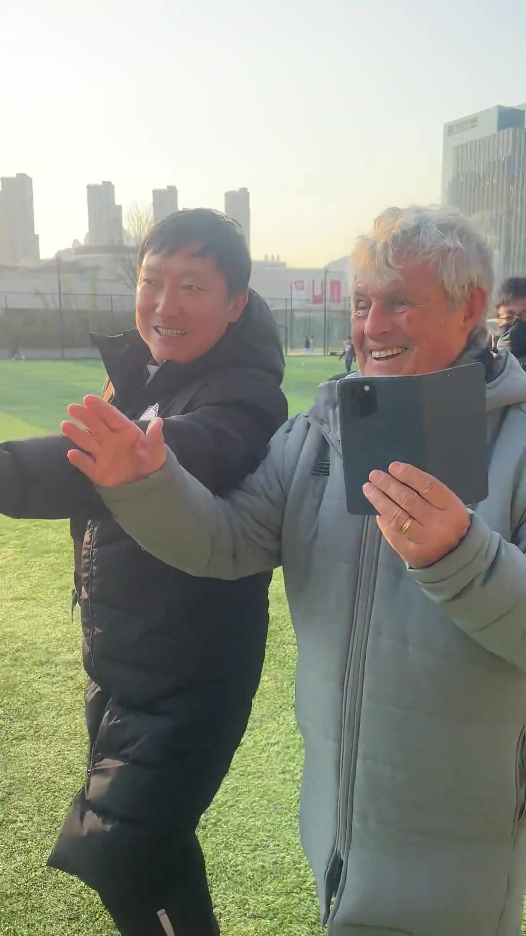  前國腳曲波向恩師米盧介紹自己的父親和青島市足協(xié)主席楊鵬鳴