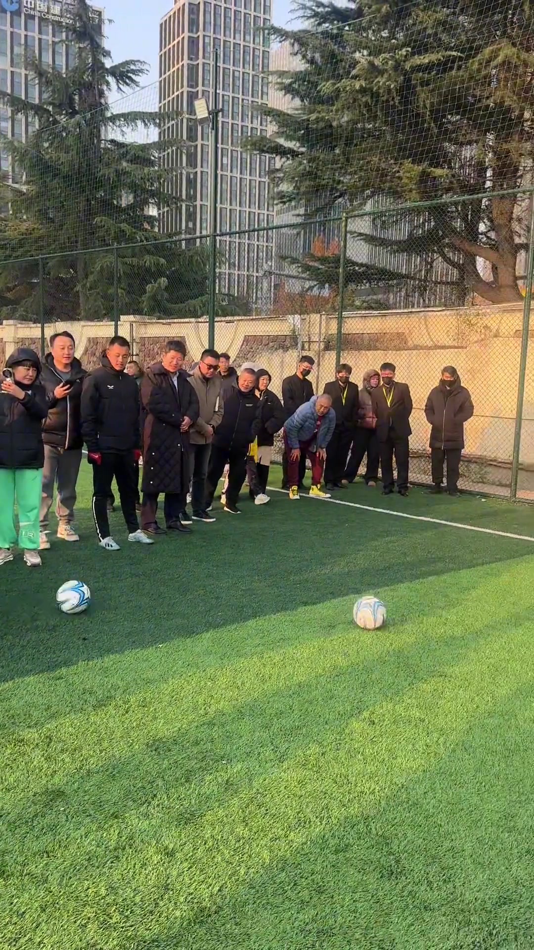  80歲高壽的中國男足前主帥米盧，與年僅10歲的中國小球員比試腳法
