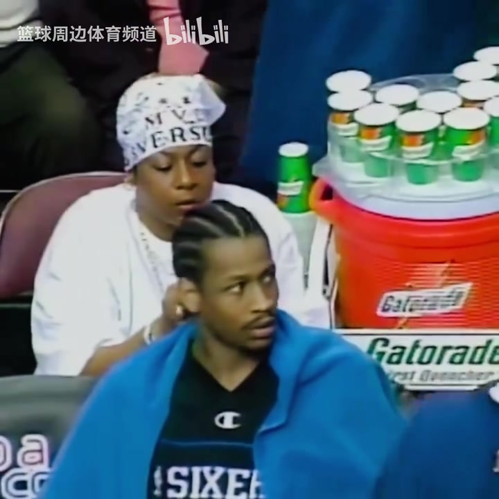  帥氣！珍貴視頻：艾弗森媽媽幫艾弗森扎辮子！