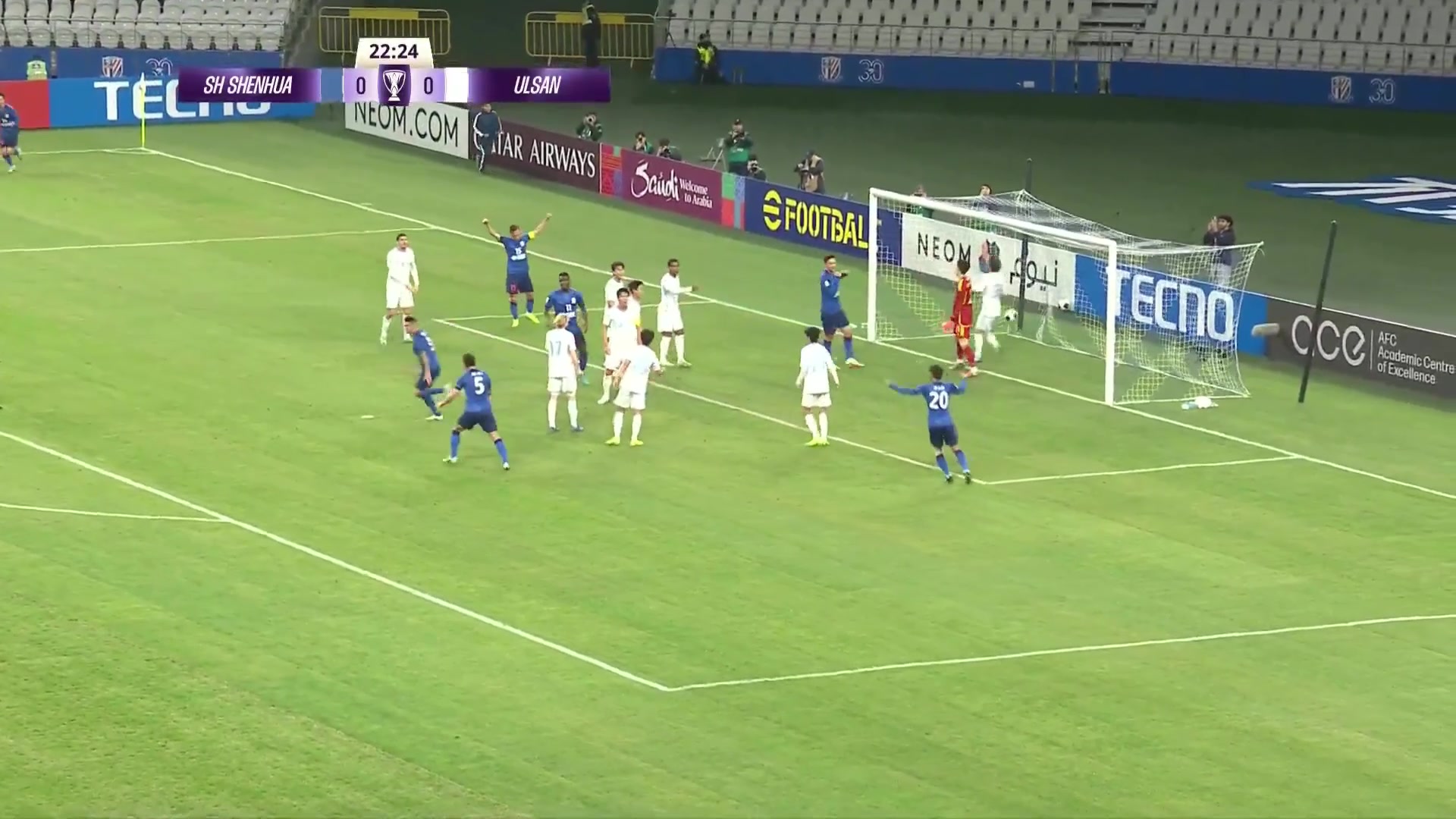 1-0！申花的定位球確實牛，路易斯頭球率先敲開球門！