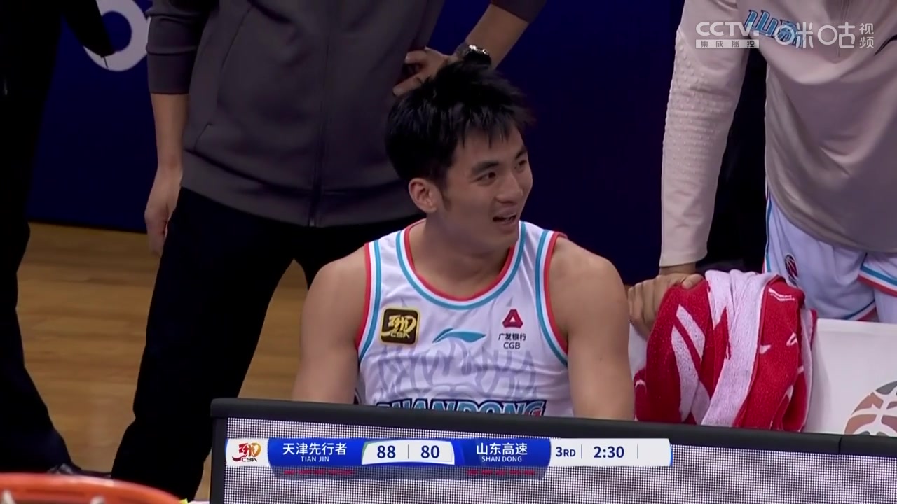  這么快就下班啊！于德豪僅僅出戰(zhàn)4分33秒，就6犯被罰下！