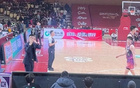  楊鳴與浙江球迷互動，4-0手勢回應(yīng)噓聲。